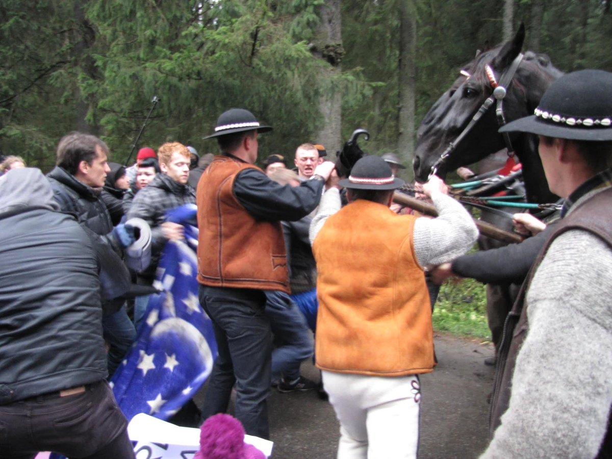 Na drodze do Morskiego Oka protestujący ekolodzy starli się z góralami. Kilka osób zostało poturbowanych, musiała interweniować policja. Do przepychanek doszło, kiedy po rozwiązaniu nielegalnego protestu górale próbowali przejechać wozami z turystami. Protestujący rzucali się pod kopyta koni.
