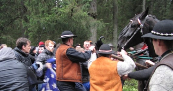 Na drodze do Morskiego Oka protestujący ekolodzy starli się z góralami. Kilka osób zostało poturbowanych, musiała interweniować policja. Do przepychanek doszło, kiedy po rozwiązaniu nielegalnego protestu górale próbowali przejechać wozami z turystami. Protestujący rzucali się pod kopyta koni.