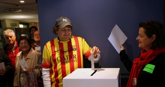 Symboliczne głosowanie w sprawie niepodległości Katalonii rozpoczęło się o godzinie 9. Nie ma ono mocy prawnej, a Madryt uważa je za nielegalne. Formuła głosowania była kilkakrotnie zmieniana z przyczyn prawnych. 
