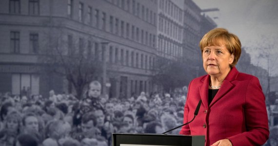 Pokojowa rewolucja w NRD, która na jesieni 1989 roku doprowadziła do upadku muru berlińskiego, byłaby niemożliwa bez wcześniejszych wydarzeń w Polsce i innych krajach Europy Środkowo-Wschodniej - powiedziała w Berlinie kanclerz Angela Merkel.     