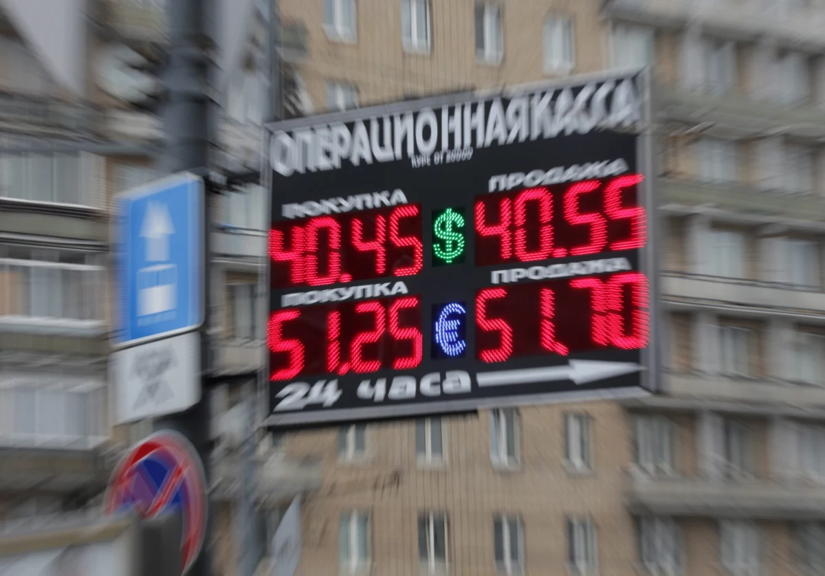 W Rosji panika z powodu gwałtownej dewaluacji rubla w piątek. Politycy próbują uspokajać, ale były minister gospodarki twierdzi, że władze celowo osłabiają rubla, ratując w ten sposób budżet państwa.