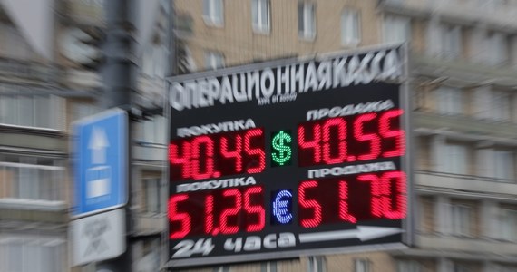 W Rosji panika z powodu gwałtownej dewaluacji rubla w piątek. Politycy próbują uspokajać, ale były minister gospodarki twierdzi, że władze celowo osłabiają rubla, ratując w ten sposób budżet państwa.