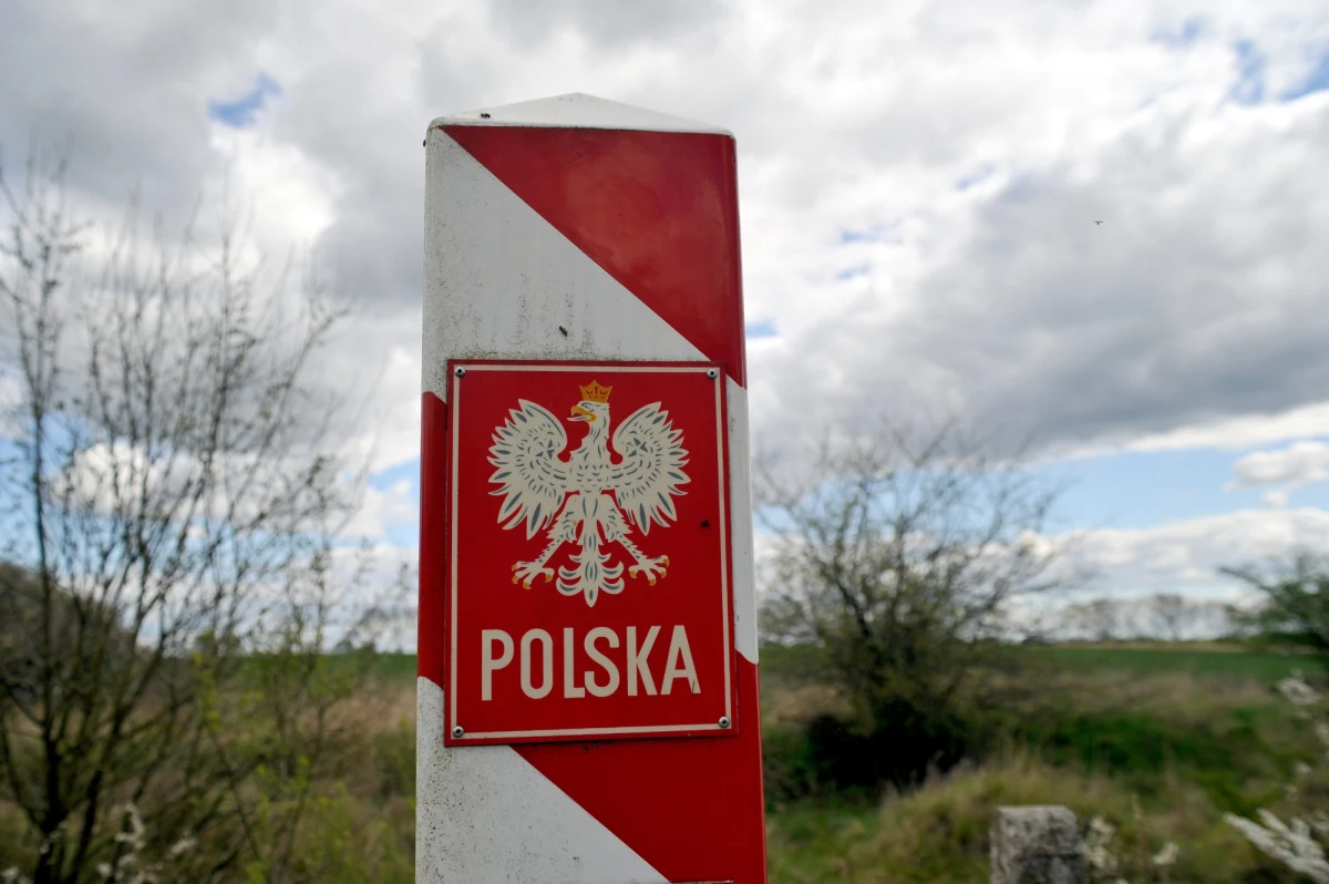 "Drony, samoloty i kamery termowizyjne do śledzenia szlaków przerzutu ludzi i przemytu towarów na naszej wschodniej granicy kupi za prawie 100 mln zł Straż Graniczna" - pisze poniedziałkowa "Rzeczpospolita". Wyjaśnia, że nowy sprzęt ma trafić do użytku do połowy przyszłego roku.