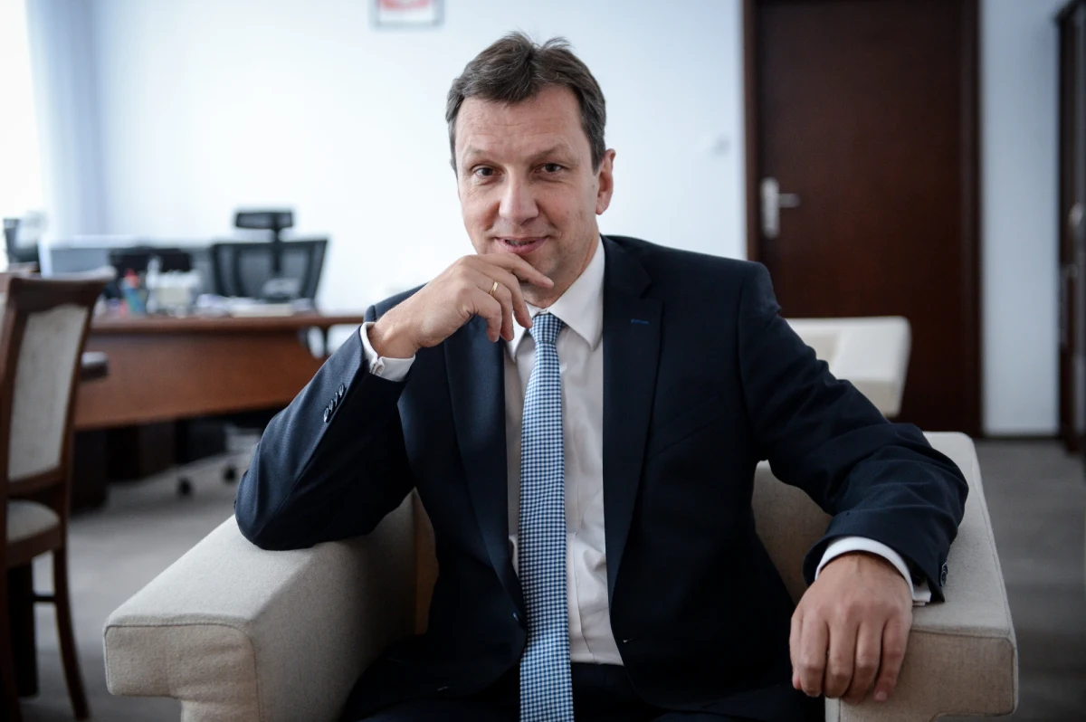 "Odpis podatkowy na Kościół to niedopracowany i zły pomysł. Nie jest przygotowany w taki sposób, w jaki powinien funkcjonować od 1 stycznia 2015 roku" - mówi minister administracji i cyfryzacji Andrzej Halicki w odpowiedzi na pytania słuchaczy w Kontrwywiadzie RMF FM. "Przyjęliśmy, że fundusz kościelny działa na takiej samej zasadzie jak wcześniej. Głównym zadaniem jest zagwarantowanie mniejszym kościołom możliwości objęcia duchownych ubezpieczeniem" - dodaje.