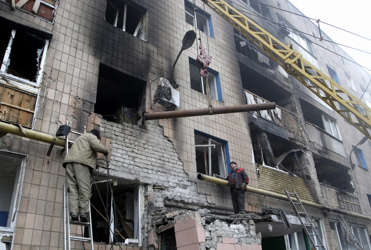 W pobliżu Szachtarska, na drodze prowadzącej do Doniecka, na wschodzie Ukrainy, dziennikarze agencji AFP widzieli w poniedziałek rano sześć czołgów i dwa pojazdy opancerzone - poinformowano. Według AFP do Doniecka kieruje się też kolumna pojazdów. 