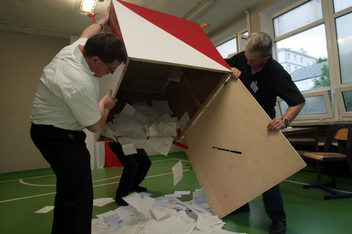 "W trakcie testów mieliśmy pewne problemy z nowym systemem komputerowym. Udało się je jednak usunąć" - zapewnia Państwowa Komisja Wyborcza. Do wyborów samorządowych zostało zaledwie kilka dni, a reporterzy RMF FM alarmują, że wciąż nie działa prawidłowo internetowy system wyborczy. Ciągle trwają jego testy i nie zostały włączone wszystkie funkcje. Także takie, które umożliwiają ustalenie wyników wyborów.