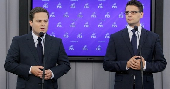 Adam Hofman, Mariusz A. Kamiński i Adam Rogacki usunięci z partii - taką decyzję jednogłośnie podjął Komitet Polityczny Prawa i Sprawiedliwości. To efekt tzw. afery madryckiej. Trzej posłowie mają możliwość odwołania się do koleżeńskiego sądu partyjnego. Na posiedzeniu komitetu ich nie było. "Nie było rozmowy. Opieraliśmy się na faktach" - mówił nowy rzecznik partii Marcin Mastalerek. 