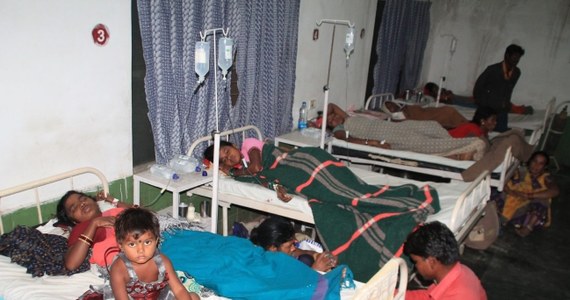 Osiem kobiet zmarło a ponad 60 trafiło do szpitala z powikłaniami po masowym zabiegu sterylizacyjnym, który wykonano w środkowych Indiach. 24 pacjentki są w ciężkim stanie.