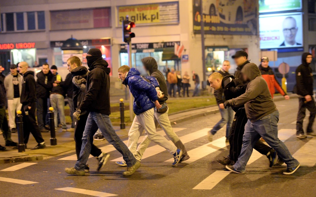 Duża grupa pseudokibiców zaatakowała policjantów w okolicach ronda Waszyngtona w Warszawie. Do tej pory na policję doprowadzono 220 osób. Ranne zostały cztery osoby. Policja użyła m.in. broni gładkolufowej. Wcześniej funkcjonariusze zostali zaatakowani na wysokości dworca Powiśle. Manifestanci rzucali kamieniami. Odpalali też race i rzucali petardy oraz butelki z benzyną. 