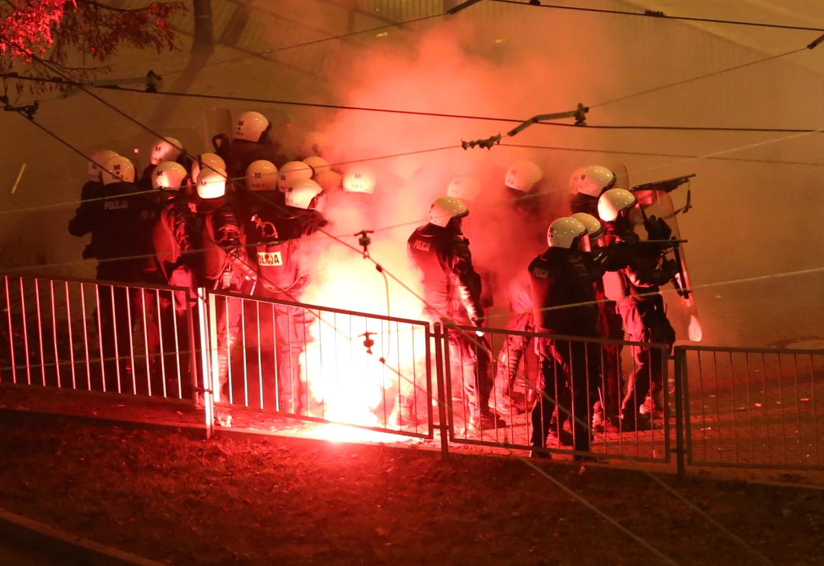276 osób doprowadzonych na policję, kilkadziesiąt rannych, w tym 23 policjantów oraz 24 osoby cywilne - taki jest wstępny bilans zamieszek na Marszu Niepodległości w Warszawie. Policja w starciu z agresywnymi uczestnikami użyła armatek wodnych i broni gładkolufowej.