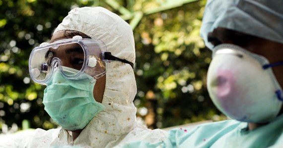 Władze Mali podały, że zmarła w tym kraju druga ofiara eboli - pielęgniarz, który zajmował się pacjentem z Gwinei. Według ekspertów w Liberii, która należy do krajów najbardziej dotkniętych epidemią, obserwuje się spowolnienie szerzenia się choroby. 