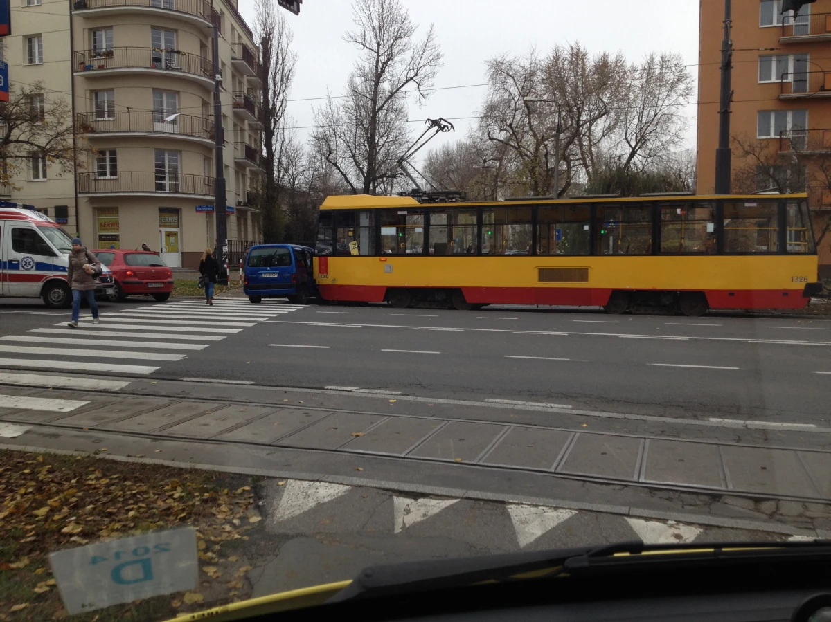 Zderzenie samochodu osobowego i tramwaju na skrzyżowaniu alei Waszyngtona i ulicy Międzyborskiej w Warszawie. Na razie nie ma informacji o rannych. Są natomiast utrudnienia w ruchu: nie jeżdżą tramwaje w stronę ronda Wiatraczna, problemy z przejazdem mają też kierowcy.