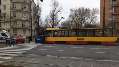 Warszawa: Tramwaj uderzył w osobówkę