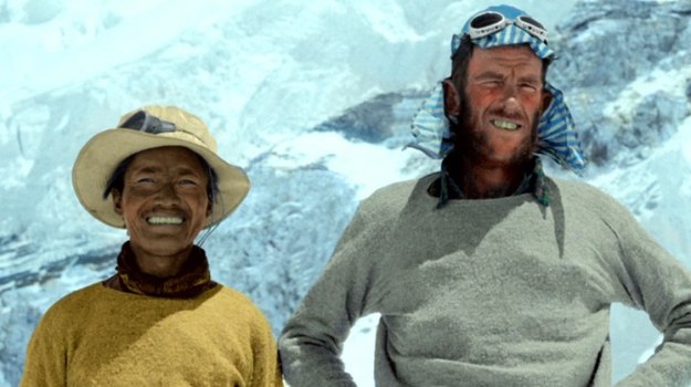 "Everest - poza krańcem świata" to niepowtarzalny dokument o pierwszym w historii wejściu na Mount Everest, łączący archiwalne materiały z legendarnej wyprawy, jej fabularyzowaną rekonstrukcję oraz rewelacyjne ujęcia samego szczytu w technologii 3D. To opowieść o jednej z najbardziej heroicznych wypraw w dziejach i historycznym zwycięstwie Sir Edmunda Hillary'ego i szerpy Tenzinga Norgaya nad najwyższą górą na Ziemi.
