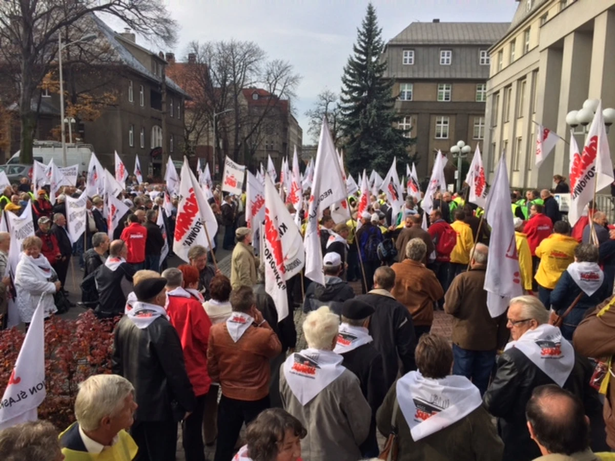 "Precz od naszego węgla" - z takimi transparentami demonstruje przed siedzibą Kompanii Węglowej w Katowicach kilkuset górniczych emerytów. Protestują przeciwko zabraniu im od przyszłego roku deputatu węglowego.