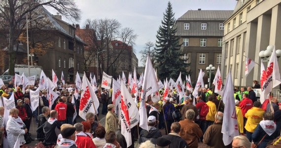 "Precz od naszego węgla" - z takimi transparentami demonstruje przed siedzibą Kompanii Węglowej w Katowicach kilkuset górniczych emerytów. Protestują przeciwko zabraniu im od przyszłego roku deputatu węglowego.