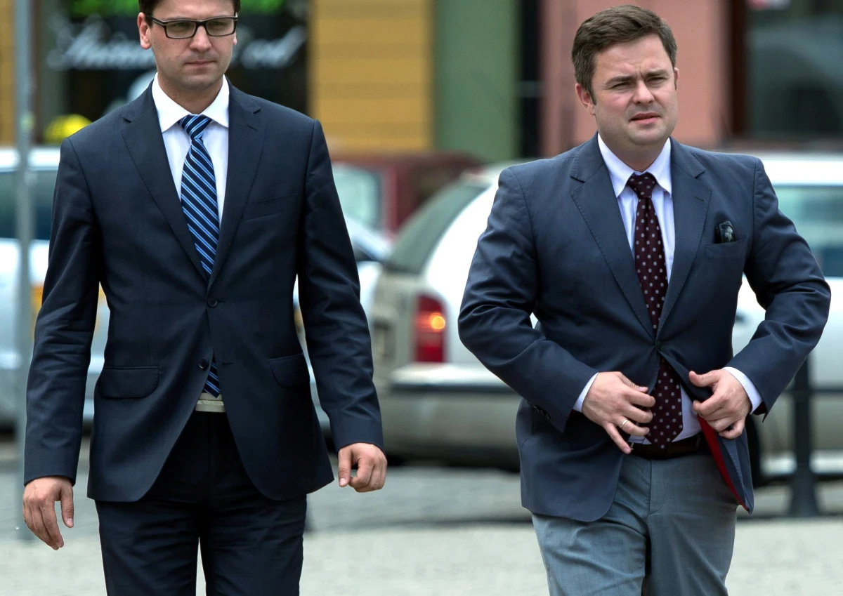 Jest śledztwo w sprawie nadużyć, jakich mogli się dopuścić byli posłowie Prawa i Sprawiedliwości podczas wyjazdu do Madrytu. Sprawą zajęła się warszawska prokuratura okręgowa. Adamowi Hofmanowi, Michałowi Antoniemu Kamińskiemu i Adamowi Rogackiemu może grozić od 6 miesięcy do 8 lat więzienia. W Sejmie zbiera się dziś Konwent Seniorów, który zajmie się poselskimi wyjazdami zagranicznymi.