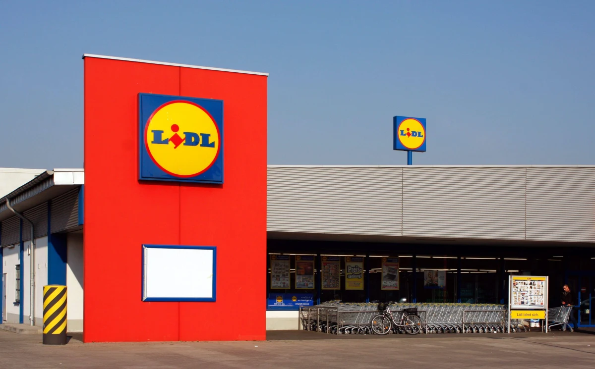 Lidl odniósł się do skandalu związanego z ograniczaniem polskim pracownikom tej sieci możliwości komunikowania się w ojczystym języku. Ronny Gottschlich, dyrektor zarządzający marketami w Zjednoczonym Królestwie w specjalnym oświadczeniu przesłanym do polskiego ambasadora Witolda Sobkowa, twierdzi, że polityka firmy została opacznie zinterpretowana.