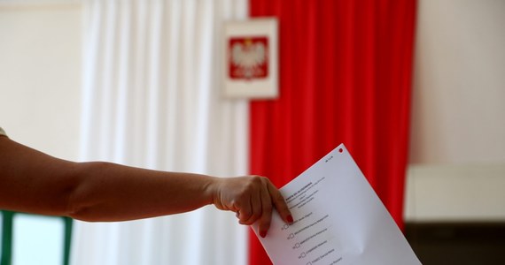 Pierwsza tura wyborów prezydenckich w przyszłym roku odbędzie się prawdopodobnie 10 lub 17 maja. "To najbardziej realne terminy" - mówi sekretarz PKW Kazimierz Czaplicki. Marszałek Sejmu ma czas na zarządzenie wyborów od 6 stycznia do 6 lutego 2015 roku. 