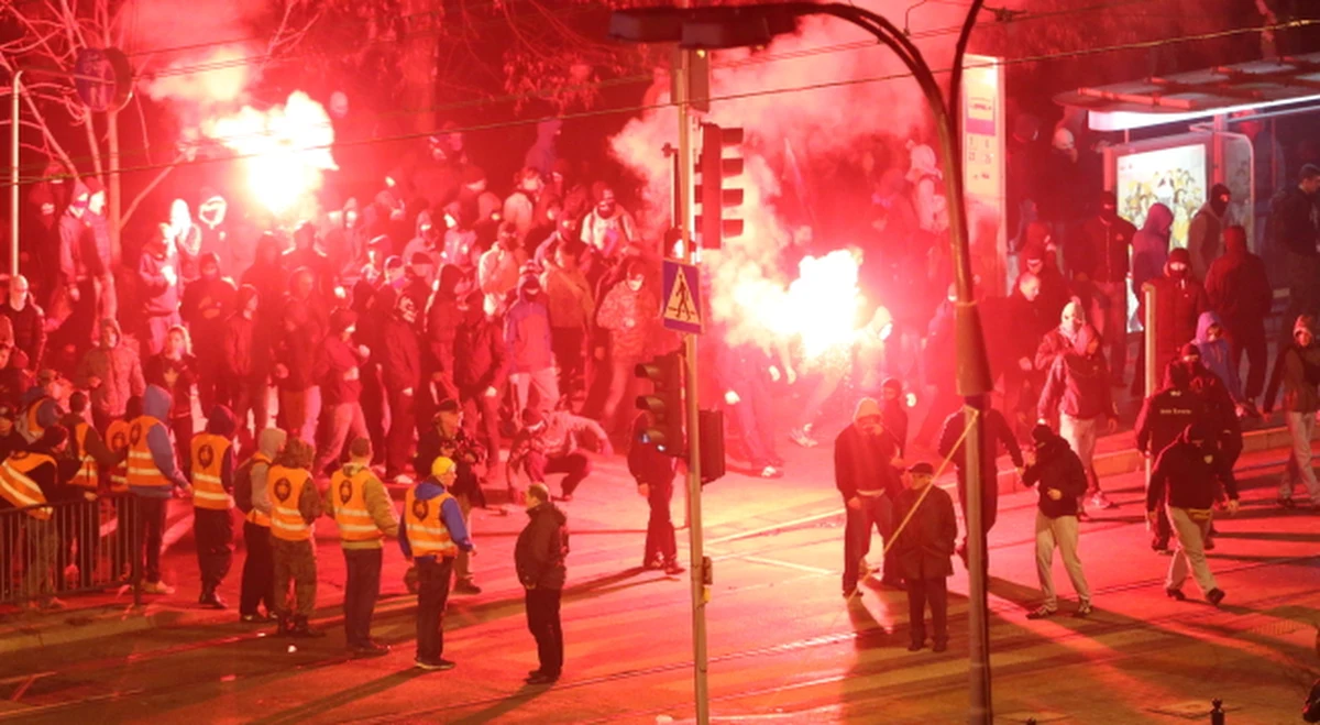 Sąd wydał pierwsze orzeczenia w sprawach chuliganów zatrzymanych w związku z burdami, do których doszło w czasie Marszu Niepodległości. Dwóch oskarżonych usłyszało wyroki skazujące; jeden został uniewinniony. Kilka spraw sąd zwrócił do prokuratury. 