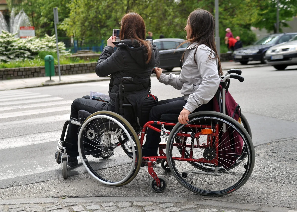 Tylko w ciągu jednego dnia w Łodzi osiem niepełnosprawnych osób poprosiło o pomoc w zorganizowaniu transportu na głosowanie w wyborach samorządowych. Taką możliwość mają od wczoraj, a do niedzieli takich zgłoszeń powinno być około 30 - dowiedziała się reporterka RMF FM Agnieszka Wyderka. 