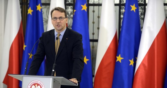 Marszałek Sejmu Radosław Sikorski poinformował, że zwrócił się do szefów sejmowych komisji o przyspieszenie prac nad prezydenckim projektem zakładającym wprowadzenie zakazu zasłaniania twarzy podczas zgromadzeń. Zaapelował o to Bronisław Komorowski. 