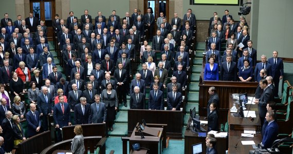 Adam Hofman jednocześnie w Londynie i w studiu RMF FM w Warszawie, Mariusz Antoni Kamiński głosujący w Sejmie i jednocześnie obecny na sesji w Strasburgu - tak nieoczekiwane zjawiska odkryliśmy po przejrzeniu opublikowanego przez Sejm wykazu delegacji zagranicznych posłów. Ewidentne przekręty byłych posłów PiS mogą być wierzchołkiem góry lodowej. Zastanawiające są gigantyczne koszty niektórych z delegacji. 