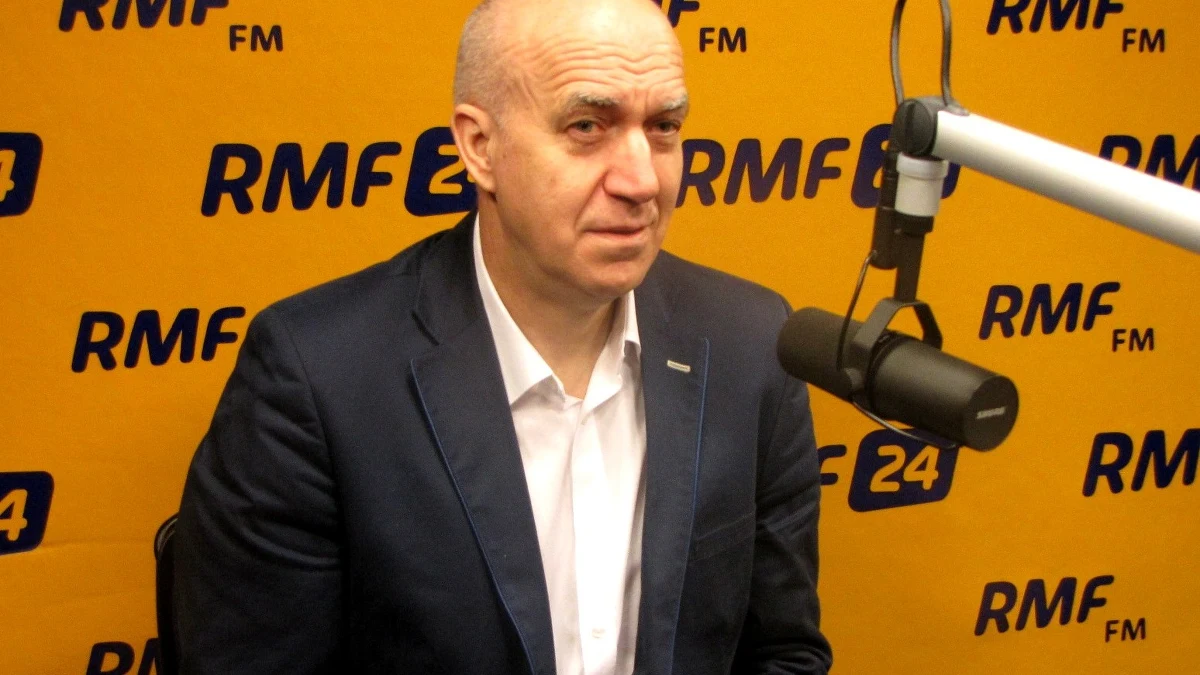 "Źle to wszystko wygląda, ale nadużycia to jednak pojedyncze przypadki - mechanizm wyciągania pieniędzy 'na lewo' nie jest powszechny" - tak "aferę madrycką" komentuje w Kontrwywiadzie RMF FM Antoni Mężydło z PO. "Mechanizm w Sejmie jest taki, że dla urzędnika oświadczenie posła jest święte. Tak się przyjęło, że jest kilkuset wybrańców narodu i trzeba mieć do nich zaufanie" - wyjaśnia. "Opozycja jest słaba - to jest ułomność dzisiejszego systemu politycznego" - mówi również Mężydło i dodaje, że dziś "sprzątaczki mają wyższy prestiż społeczny niż posłowie".