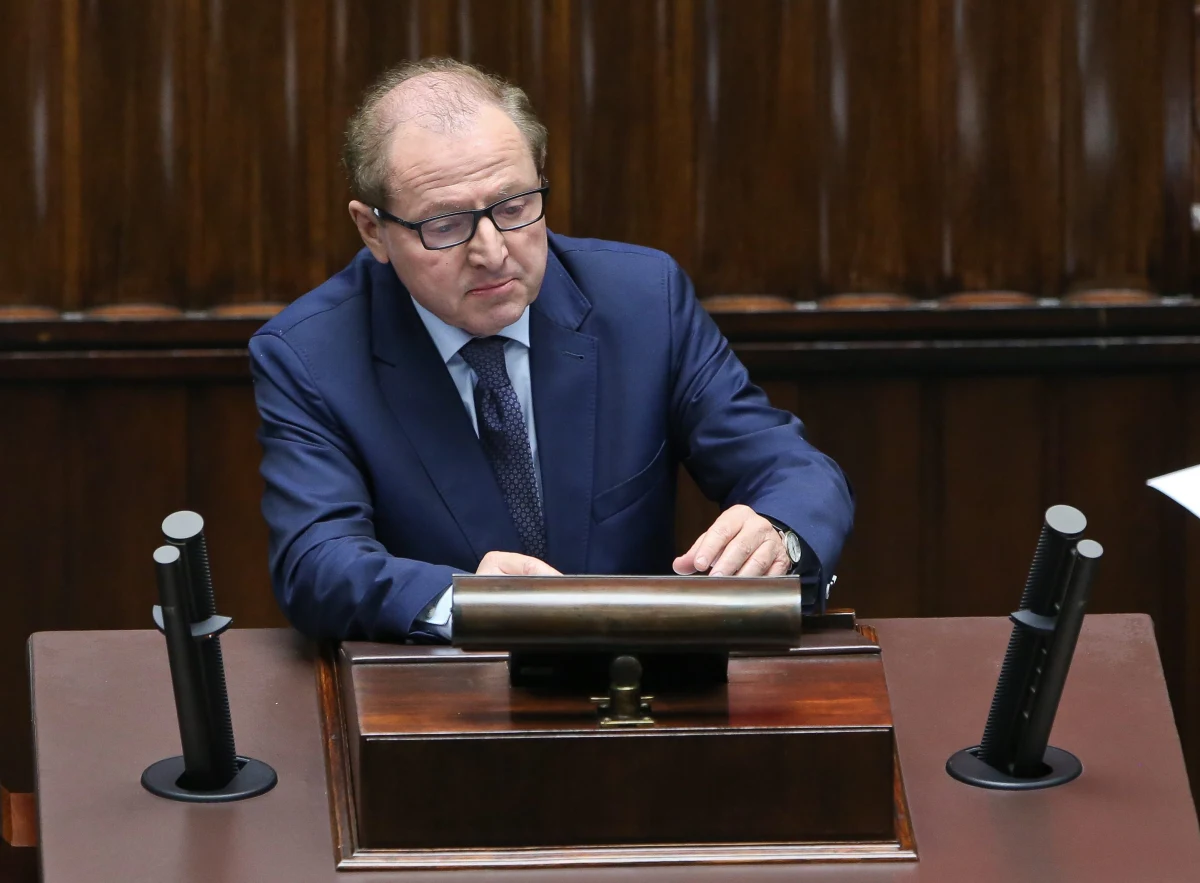 Ponad 8,5 miliona złotych kosztowały poselskie wyjazdy zagraniczne w ciągu 3 lat kadencji Sejmu. Najwięcej - ponad 3 miliony 200 tysięcy Sejm wydał na delegacje posłów PO, wyjazdy posłów PiS kosztowały łącznie 2 mln 600 tysięcy. Tylko na wyjazdy posła SLD Tadeusza Iwińskiego Sejm zapłacił 403 tysiące złotych.