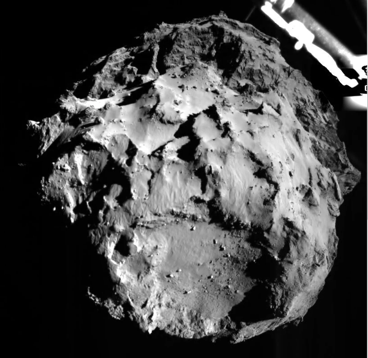 Sondzie Philae udało się przyczepić do powierzchni komety 67P/Churiumov-Gerasimenko. Nieoficjalne doniesienia z Europejskiej Agencji Kosmicznej wskazują, że stan lądownika jest dobry, ale wczorajsze lądowanie mogło przebiegać bardziej dramatycznie, niż oczekiwano. Philae prawdopodobnie co najmniej raz odbił się od powierzchni jądra komety i spoczywa kilkaset metrów od miejsca pierwszego kontaktu z gruntem.