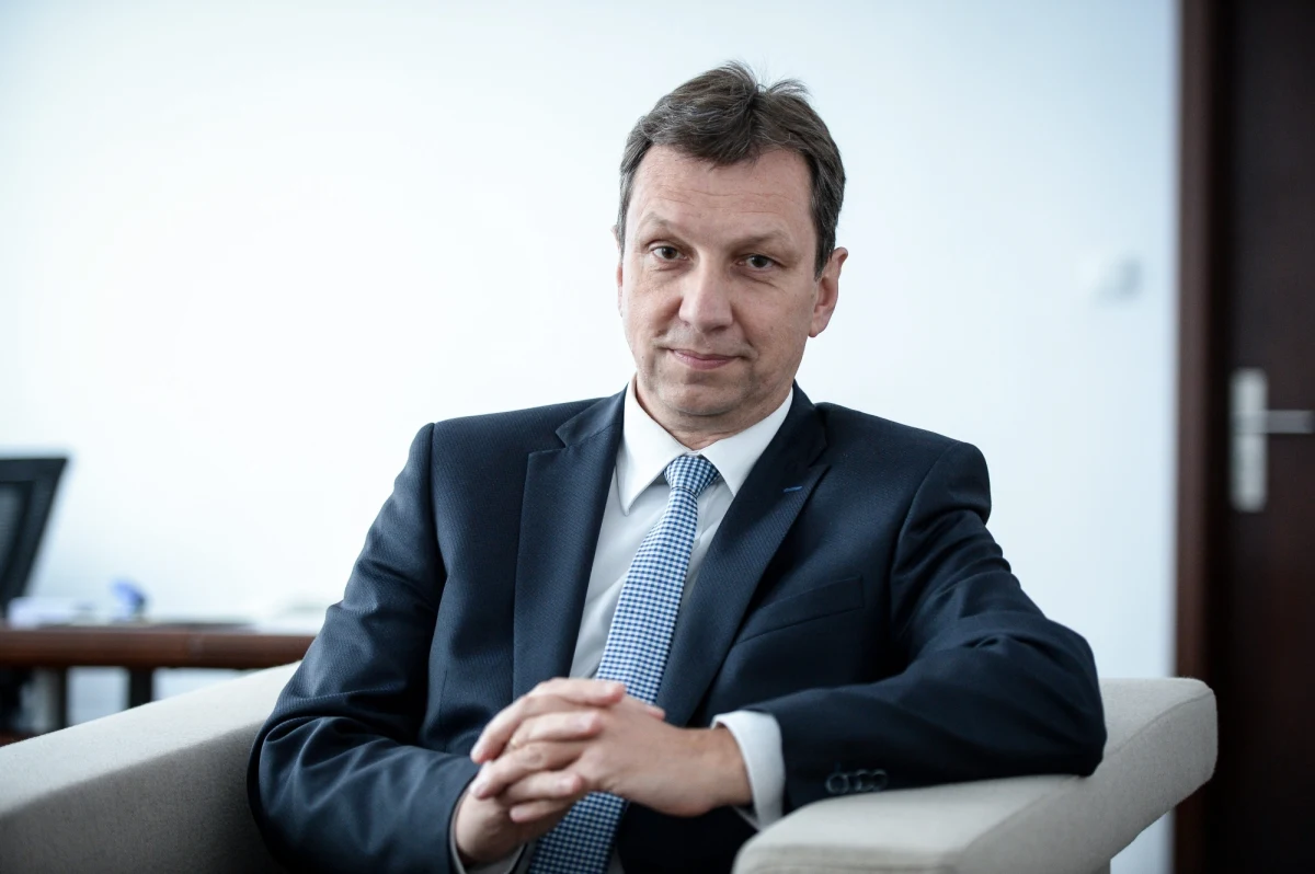 Szef MAC Andrzej Halicki zapowiedział, że skieruje do sądu pozew przeciwko szefowi klubu PiS Mariuszowi Błaszczakowi za sugestie, że w tym samym czasie, kiedy zadeklarował wyjazd do Strasburga na sesję ZP Rady Europy, był na głosowaniach w Sejmie. "To insynuacje" - podkreślił Halicki. 