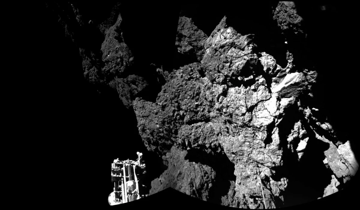 Sonda Philae wylądowała na powierzchni jądra komety dopiero za trzecim razem - potwierdza Europejska Agencja Kosmiczna. Analiza danych, które dotarły na Ziemię wskazuje, że pierwsze zetknięcie z gruntem nastąpiło wczoraj o godzinie 16:34 czasu polskiego, po czym lądownik wykonał duży skok i kolejny raz zetknął się z powierzchnią o 18:25. Drugi skok był znacznie krótszy, Phile zatrzymał się o 18:32. 