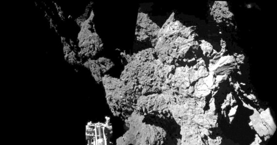 Sonda Philae wylądowała na powierzchni jądra komety dopiero za trzecim razem - potwierdza Europejska Agencja Kosmiczna. Analiza danych, które dotarły na Ziemię wskazuje, że pierwsze zetknięcie z gruntem nastąpiło wczoraj o godzinie 16:34 czasu polskiego, po czym lądownik wykonał duży skok i kolejny raz zetknął się z powierzchnią o 18:25. Drugi skok był znacznie krótszy, Phile zatrzymał się o 18:32. 