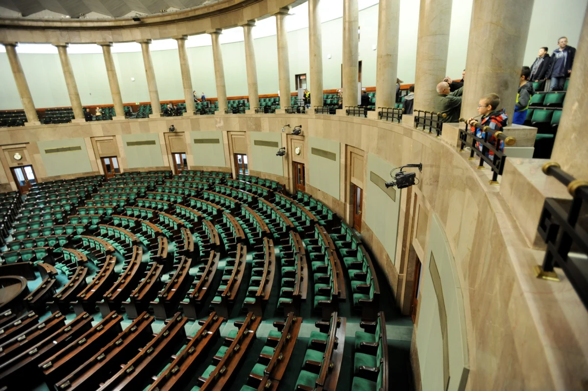 Kancelaria Sejmu prostuje, po doniesieniach mediów, opublikowane wczoraj zestawienia podróży posłów. Wynikało z nich, że kilkoro posłów deklarowało wyjazd na Zgromadzenia Parlamentarne Rady Europy, a jednocześnie przebywało na głosowaniach w Sejmie.