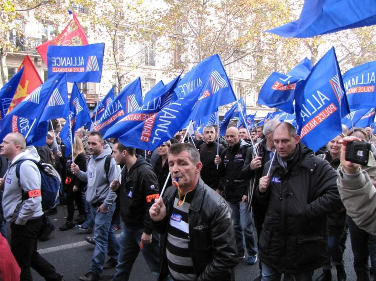 Prezydent nas oszukał! Hollande zmiataj! Bandytów coraz więcej, policjantów coraz mniej - skandują francuscy funkcjonariusze. Kilkadziesiąt tysięcy zdesperowanych policjantów wyległo na ulice Paryża, by ostro zaprotestować przeciwko drastycznym cięciom budżetowym. 