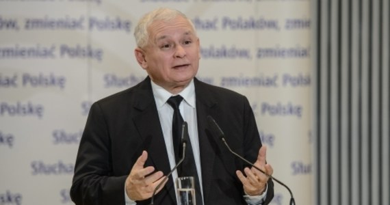 "Bardzo wielu Polaków uważa się za opuszczonych przez władze. Władza się jakby odwróciła tyłem, zapomniała o ich problemach. Uznała, że te problemy albo nie istnieją, albo nie są ważne, w każdym razie nie interesuje się nimi" - powiedział Jarosław Kaczyński podczas konwencji wyborczej PiS w Lublinie. Według byłego premiera obecna władza uznała, że wystarczy "skoncentrować się na pewnych grupach" i "niewielkich regionach", mieć poparcie mediów i można rządzić nie rozwiązując problemów milionów Polaków. "Mamy kartkę wyborczą i możemy odrzucić ten sposób myślenia o naszej ojczyźnie" – podkreślał Kaczyński. 