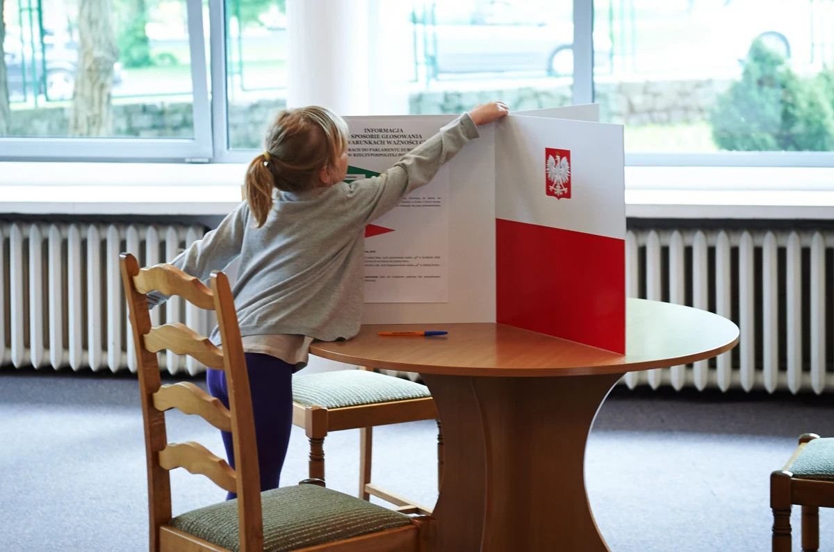 Prawie dwie trzecie Polaków uważa, że w samorządach powinna obowiązywać kadencyjność – wynika z badań zamówionych przez „ Gazetę Wyborczą”. "45 proc. pytanych uważa, iż prezydenci powinni rządzić najwyżej przez
osiem lat, a więc przez dwie kadencje" - precyzuje dziennik.