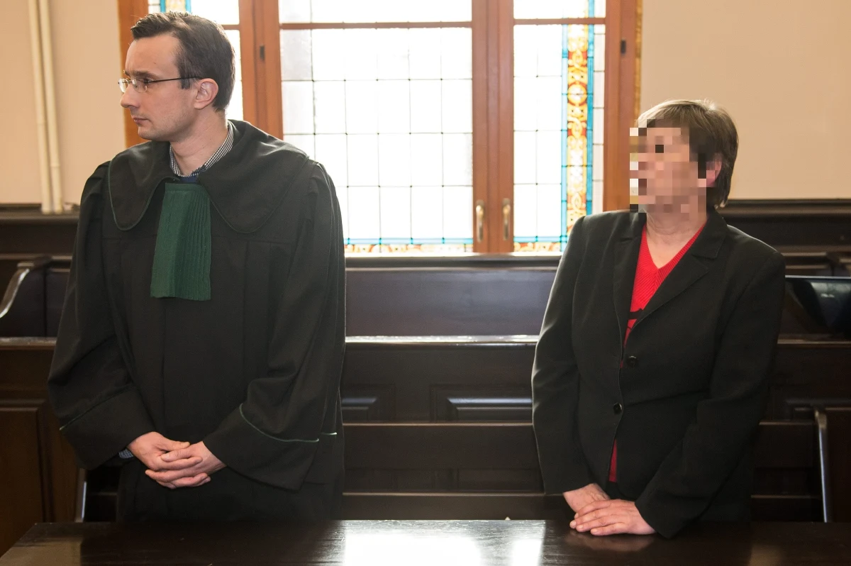 Na 10 miesięcy więzienia Sąd Rejonowy w Kłodzku skazał opiekunkę Violetty Villas - Elżbietę B. Sąd uznał kobietę winną nieudzielenia pomocy artystce tuż przed jej śmiercią. Jednocześnie uniewinnił opiekunkę od zarzutu psychicznego znęcania się nad Villas.
