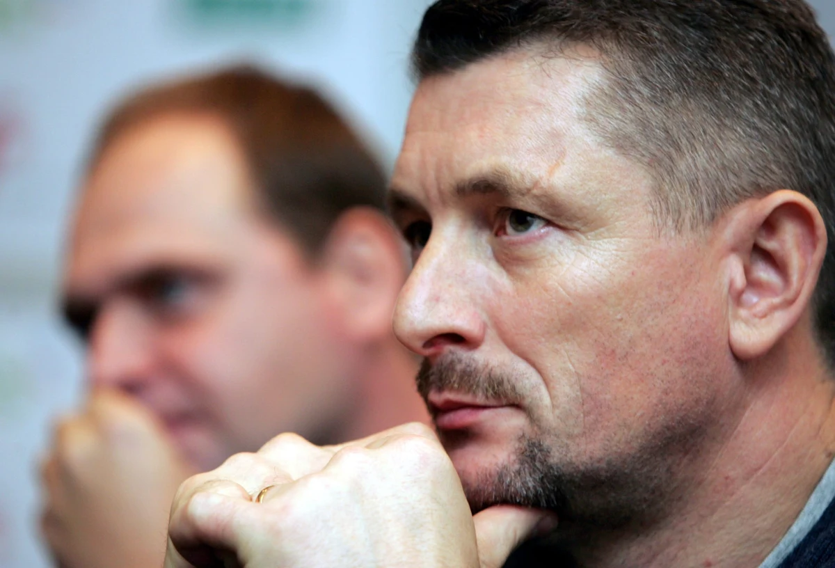 Były siatkarz i trener Ireneusz Mazur ma nadzieję, że zatrzymanie prezesa PZPS Mirosława Przedpełskiego przez CBA nie zniszczy krajowej federacji, a dla światowych i europejskich władz najważniejsze będą elementy szkoleniowe i sportowe. "Obecna sytuacja na pewno nie jest komfortowa dla całej polskiej siatkówki" - zaznaczył.