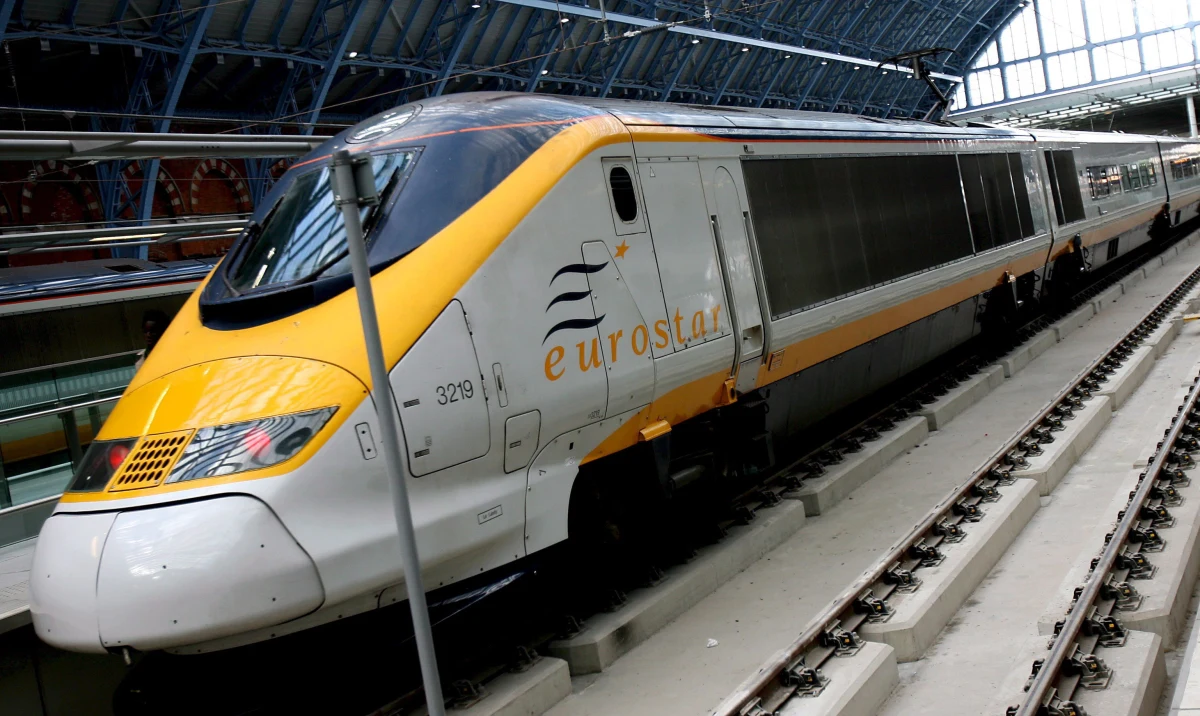 Eurostar - jeden z najpopularniejszych ekspresów na świecie – rozpoczął kursowanie pod kanałem La Manche 20 lat temu. Według spółki Eurostar International Ltd.,  pociąg ten zdecydowanie wygrywa rywalizacje z liniami lotniczymi, bo przyciąga 70 procent podróżnych na trasie pomiędzy Paryżem i Londynem oraz Brukselą i brytyjską stolicą.