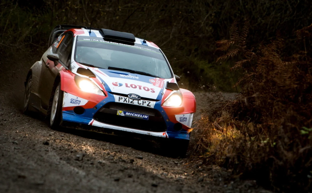 Mistrz świata Francuz Sebastien Ogier (VW Polo WRC) wygrał cztery z ośmiu rozegranych w piątek odcinków specjalnych i prowadzi w Rajdzie Wielkiej Brytanii, ostatniej eliminacji samochodowych mistrzostw świata. Robert Kubica (Ford Fiesta WRC) jest jedenasty po pierwszym dniu.