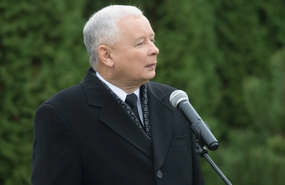 "Miał być cud, a co mamy - widzimy wszyscy. Mamy bezrobocie, masowe wyjazdy, nierozwiązane problemy społeczne i gry, gry medialno-polityczne" - wyliczał prezes PiS Jarosław Kaczyński na spotkaniu wyborczym w Radomiu. Podkreślił, że osobą prowadzącą grę, "która ma wprowadzać w błąd" jest dziś premier Ewa Kopacz, "która ma nazwisko związane z tym regionem". "Gdzie była przez ostatnie siedem lat? Przecież była w ścisłym kierownictwie PO" - pytał. 