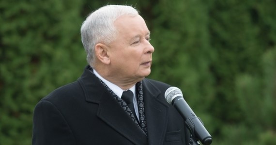 "Miał być cud, a co mamy - widzimy wszyscy. Mamy bezrobocie, masowe wyjazdy, nierozwiązane problemy społeczne i gry, gry medialno-polityczne" - wyliczał prezes PiS Jarosław Kaczyński na spotkaniu wyborczym w Radomiu. Podkreślił, że osobą prowadzącą grę, "która ma wprowadzać w błąd" jest dziś premier Ewa Kopacz, "która ma nazwisko związane z tym regionem". "Gdzie była przez ostatnie siedem lat? Przecież była w ścisłym kierownictwie PO" - pytał. 