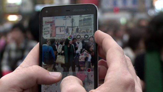 Na ulicy zdecydowanie rozsądniej jest nie poświęcać zbyt dużej uwagi swojemu smartfonowi. W Japonii wypadkom uległo ponad 100 pieszych, którzy, zamiast pod nogi, patrzyli na ekran swojego telefonu. – Jeżeli trzymamy telefon zbyt nisko, mamy ograniczone pole widzenia. Lepiej trzymać go na wysokości oczu, wtedy łatwiej jest nam kontrolować sytuację – mówi Hiroshi Watabe, jeden z mieszkańców Tokio.


Jedne z operatorów telefonii komórkowej stworzył specjalną symulację komputerową dla dzieci, która ma pokazać tragiczne skutki patrzenia w ekran smartfona w czasie przechodzenia przez skrzyżowanie. Na rynku pojawiły się także aplikacje umożliwiające jednoczesne przemieszczanie się i pisanie wiadomości. W Chinach powstała natomiast specjalna ścieżka przeznaczona dla entuzjastów komórek. Czy to jednak pomoże? 