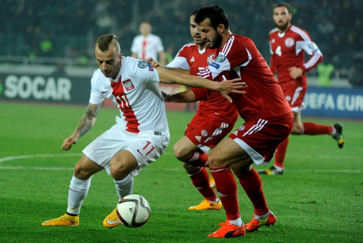 Piłkarz reprezentacji Polski Kamil Grosicki złamał rękę podczas meczu eliminacji mistrzostw Europy 2016 z Gruzją. Kolejny raz na boisku może pojawić się nawet za 3 miesiące. 