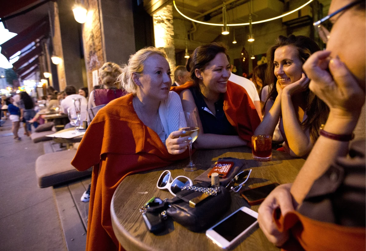 Są pewne tematy, których lepiej w towarzystwie nie poruszać. Częściej kłócą, niż godzą, szczególnie nas, Polaków. Mowa oczywiście o polityce, religii, pieniądzach i chorobach. O tych ostatnich rozmawiać nie należy również z przyczyn estetycznych. Dobrze pamiętać także i o tym, by w towarzystwie nie zadawać pewnych pytań, które działają jak ostrzał artyleryjski w górach. Lawina gotowa...