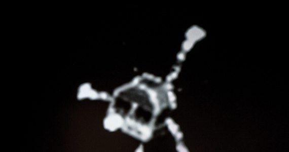 Lądownik Philae przesłał w nocy kolejną porcję danych potwierdzając, że w ciągu dotychczasowych 57 godzin pracy na powierzchni jądra komety 67P/Churiumov–Gerasimenko zrealizował podstawowe cele misji. Centrum kontroli misji Europejskiej Agencji Kosmicznej prowadzi kolejny nasłuch, ale nie wyklucza, że Philae może nie mieć już wystarczającego zapasu energii, by przesłać kolejne dane. Baterie wewnętrzne lądownika praktycznie się wyczerpały, a panele słoneczne nie dostarczają wystarczającej ilości energii, by je naładować. 