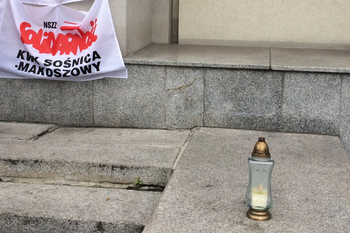 Znicze przed siedzibą Kompanii Węglowej w Katowicach. Zapalili je protestujący tam od czwartku górnicy. Jak mówią, jest to "symbol agonii KW". 