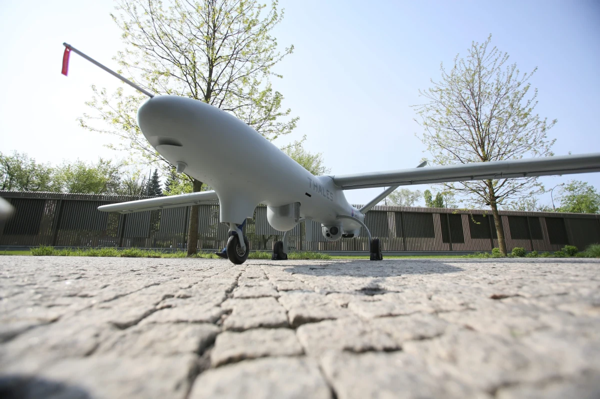 Francuska armia pospiesznie rozmieszcza najnowocześniejsze radary wojskowe wokół elektrowni atomowych, na którymi zaobserwowano niezidentyfikowane drony. Ciągle nie wiadomo, czy sterowali nimi terroryści, grupy ekologiczne czy po prostu dowcipnisie. 