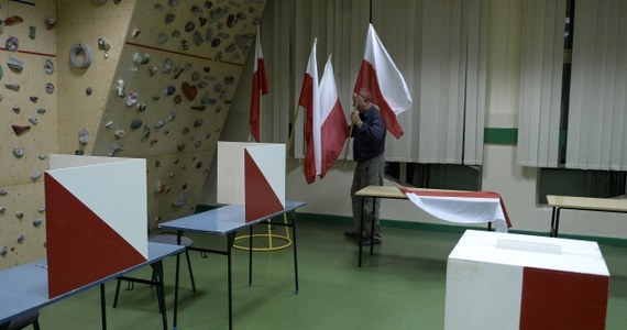 Od godziny 7 można oddawać głos w wyborach samorządowych. Polacy wybierają 47 tys. radnych gmin, powiatów i sejmików wojewódzkich oraz blisko 2,5 tys. wójtów, burmistrzów i prezydentów miast.